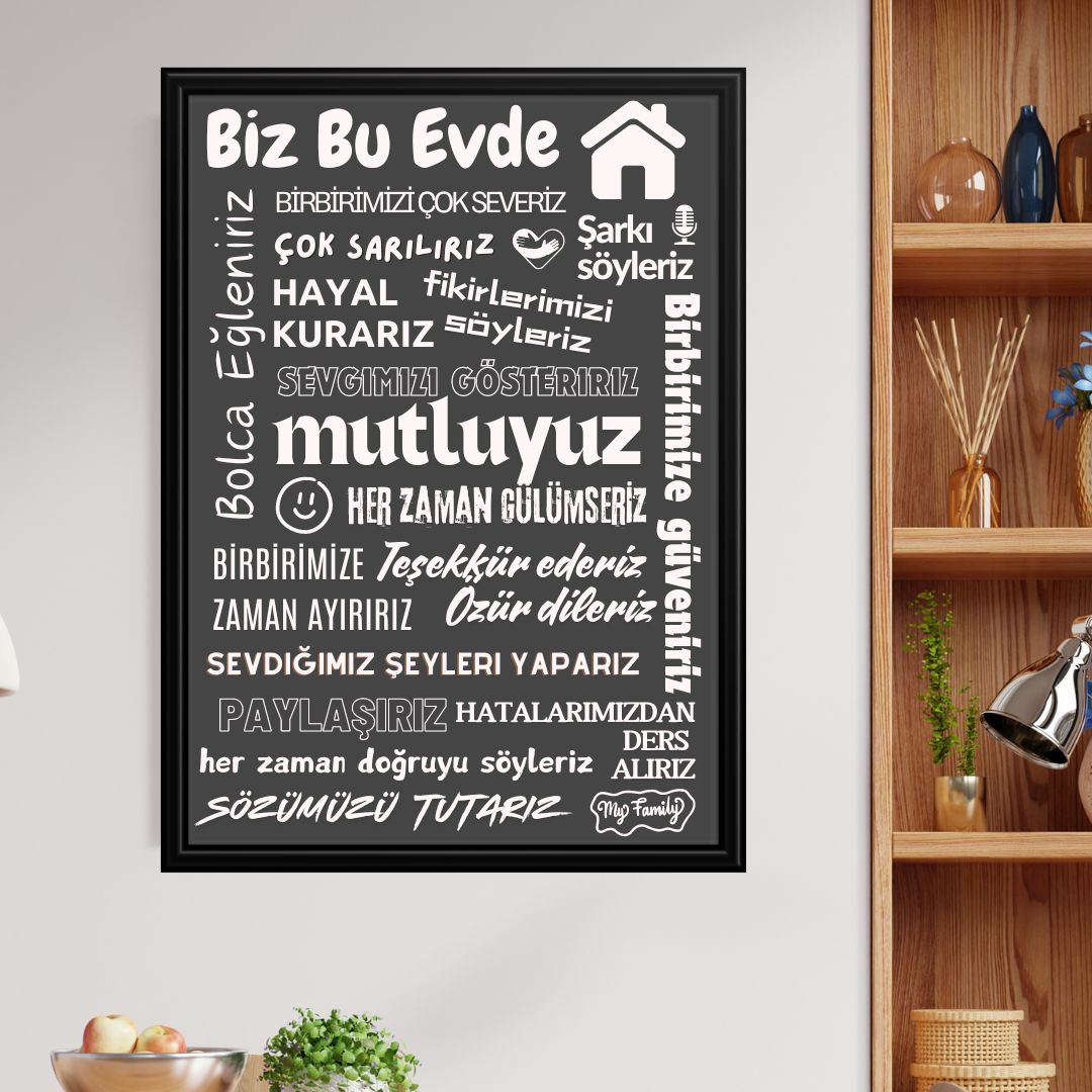 Bu Evde Her Zaman Gülümseriz Yazısı (Siyah Çerçeve Görünümlü) Gri Zemin Beyaz Yazılı 40x55 PVC 1mm  